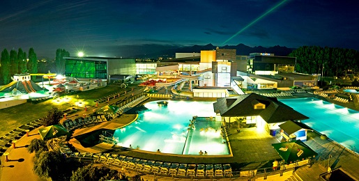 AquaCity в своем комплексе также предлагает несколько отелей , современный спа-центр , фитнес-клуб и рестораны