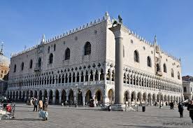 На площади Святого Марка также находится Дворец Дожей (Palazzo Ducale)